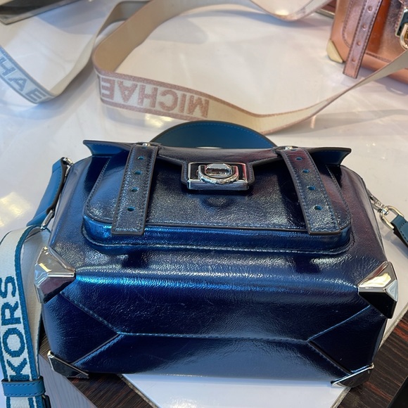 MICHAEL KORS
Manhattan Medium TH SCHOOL Crackled Metallic Leather SATCHEL
TEAL - Picture 5 of 16